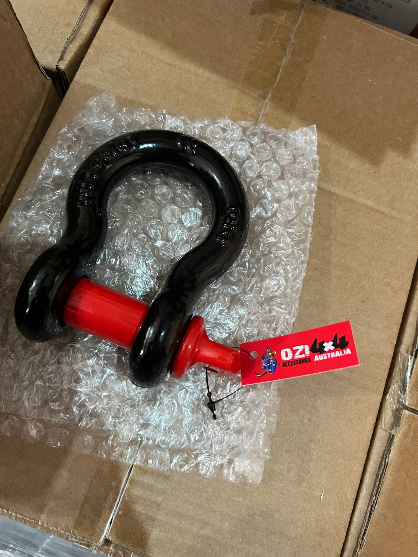 Screw Pin Bow Shackle Red (Online only) - OZI4X4 PTY LTD
